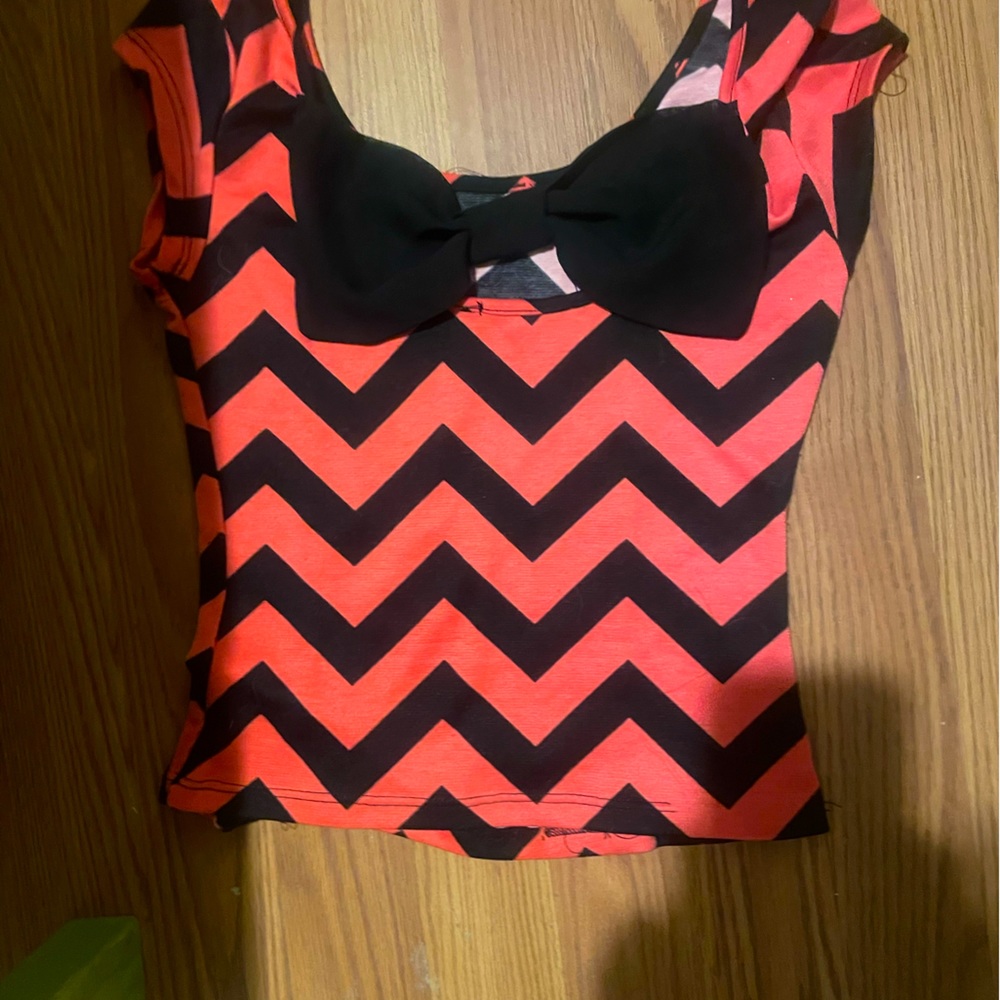 Small, pink, zig zagged, Aeropostale scrip Top.